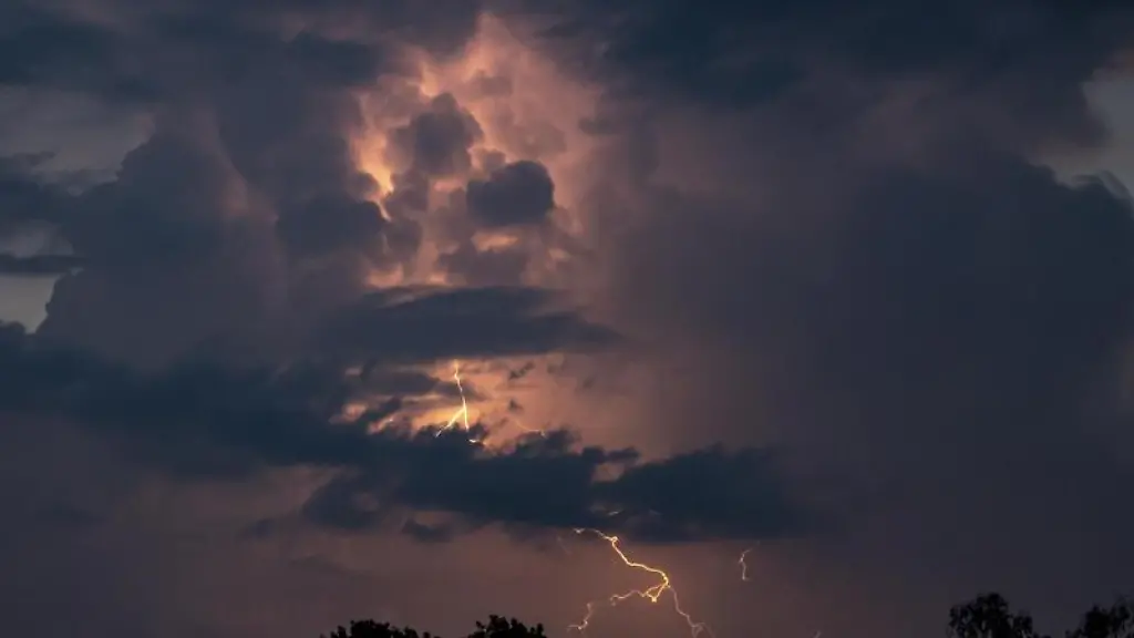 Ein-Blitz-entlaedt-sich-hinter-dunklen-Wolken