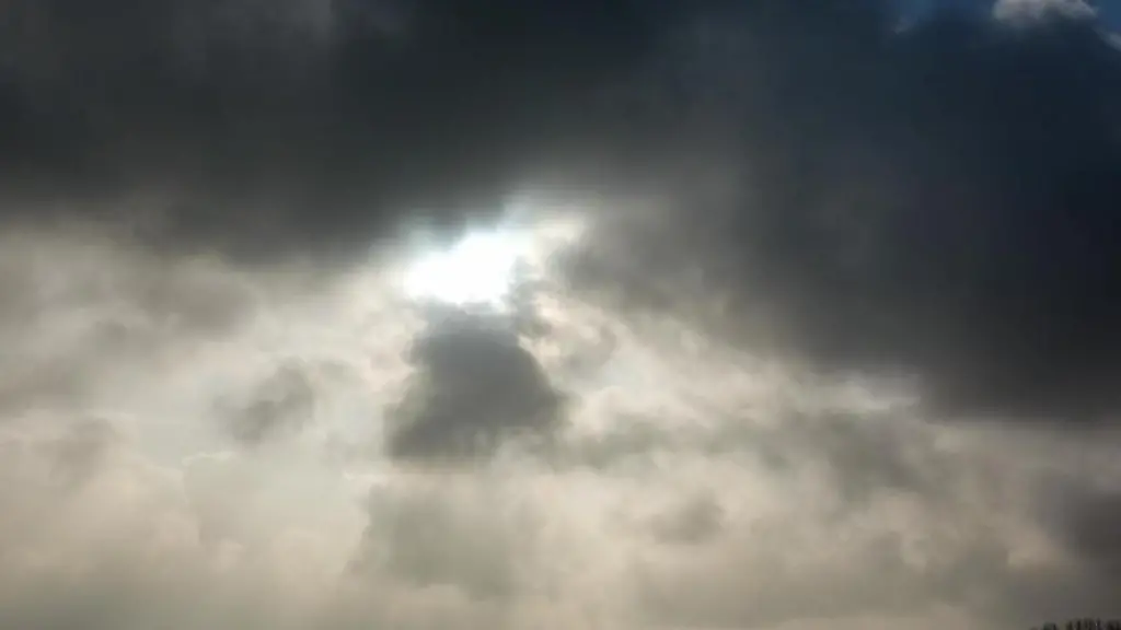 Die-Sonne-kommt-hinter-einer-dunklen-Wolkendecke-hervor