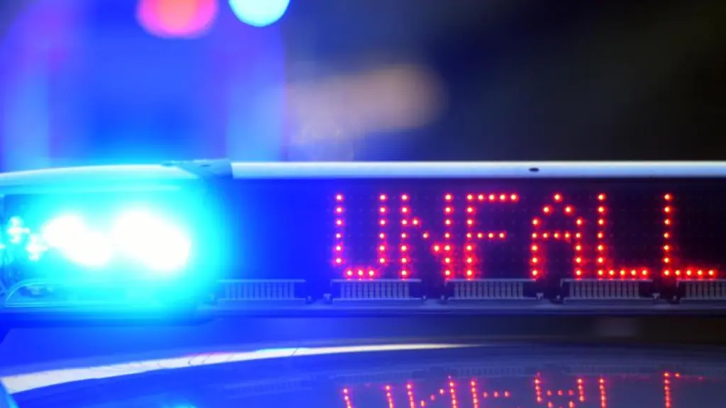 Ein-Polizeifahrzeug-steht-mit-Blaulicht-an-einer-Unfallstelle