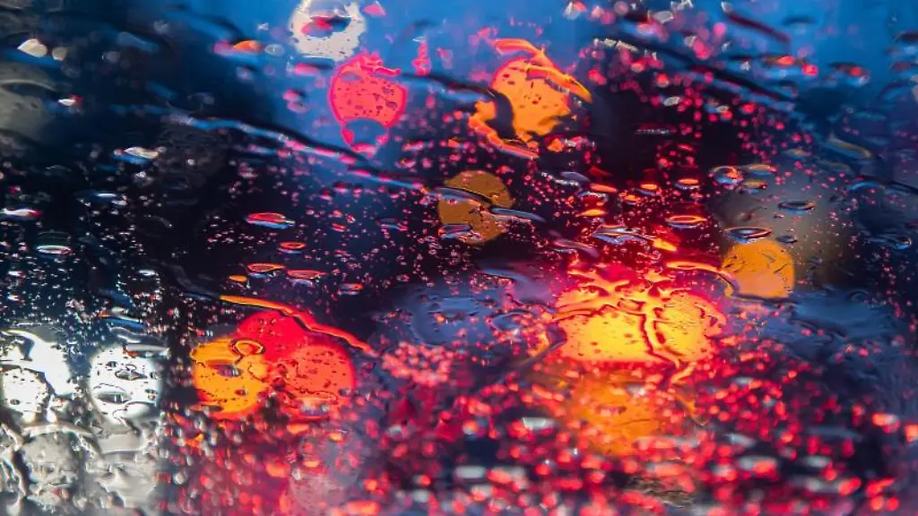 Regentropfen-sind-auf-einer-Autoscheibe-zu-sehen