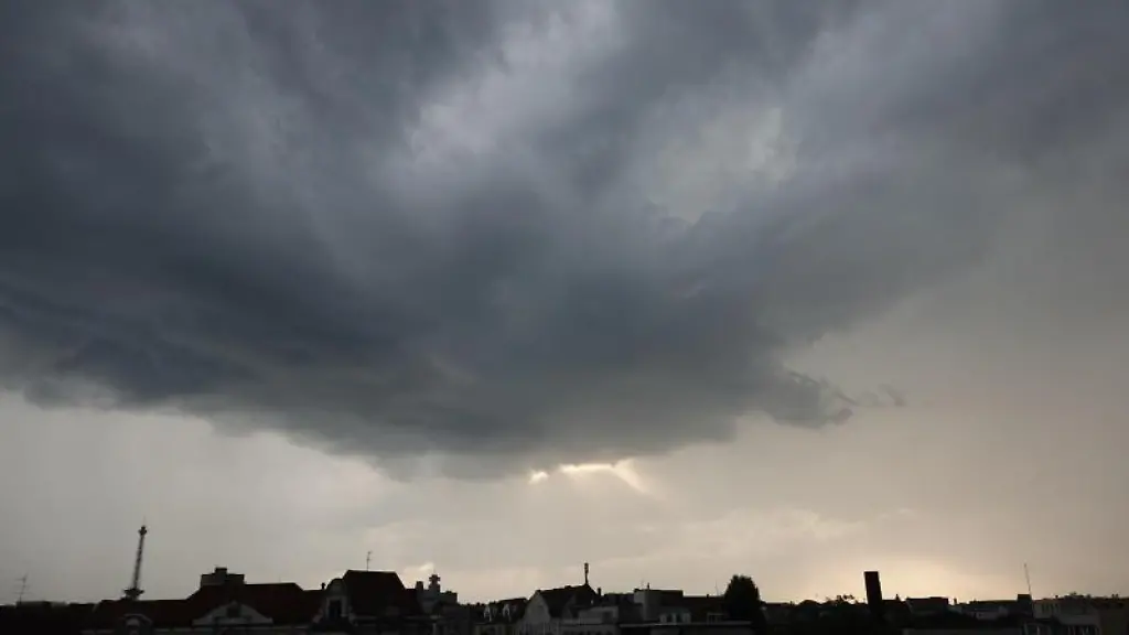 Dichte-Regenwolken-verdunkeln-den-Himmel-ueber-Berlin-Charlottenburg