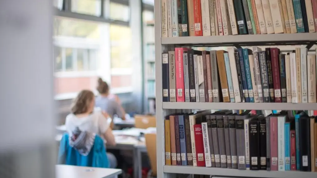 Studentinnen-lernen-in-einer-Universitaetsbibliothek