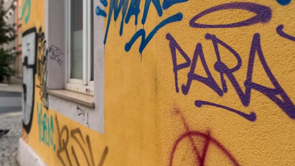 Graffiti-an-der-Fassade-eines-Wohnhauses