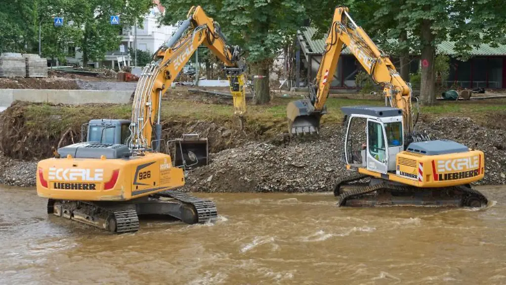 Bagger-reissen-Teile-einer-durch-die-Flut-zerstoerte-Bruecke-ueber-der-Ahr-ab