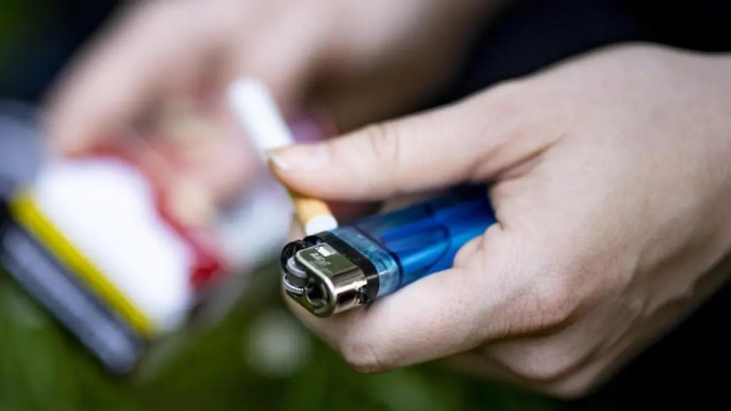 Eine-Frau-haelt-ein-Feuerzeug-und-eine-Zigarette-in-der-Hand