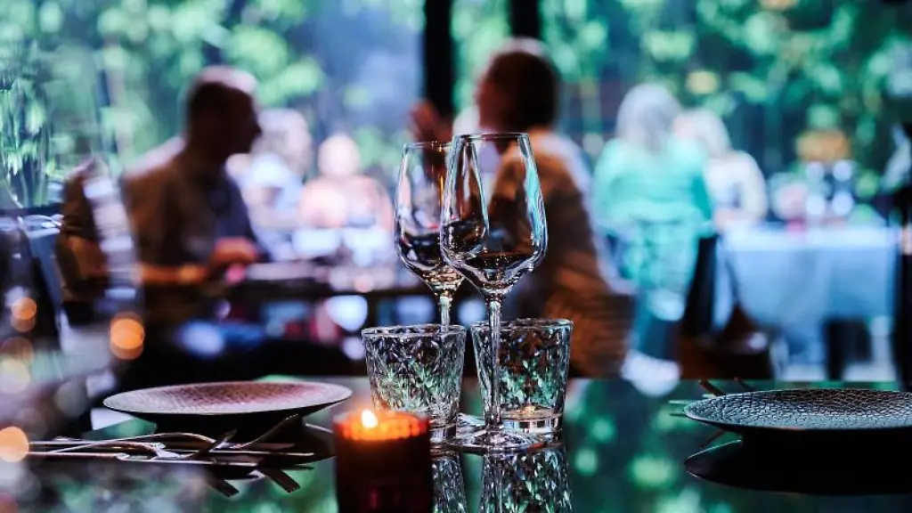 Gaeste-sitzen-im-Aussenbereich-eines-Restaurants