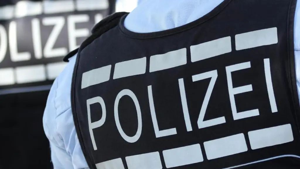 In-Westen-gekleidete-Polizisten