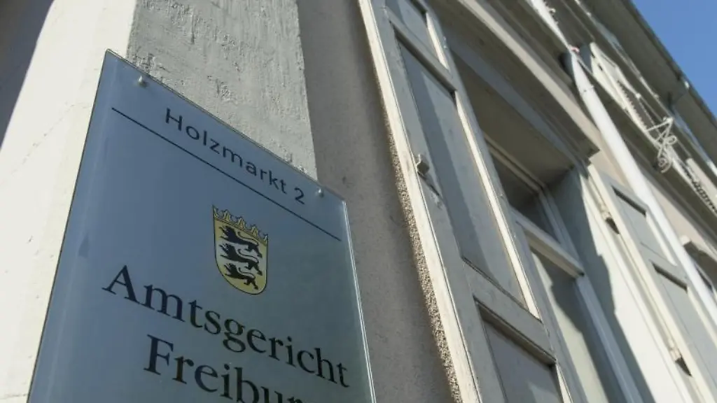 Ein-Schild-mit-der-Aufschrift-Amtsgericht-Freiburg-haengt-an-der-Fassade-des-Gerichtsgebaeudes