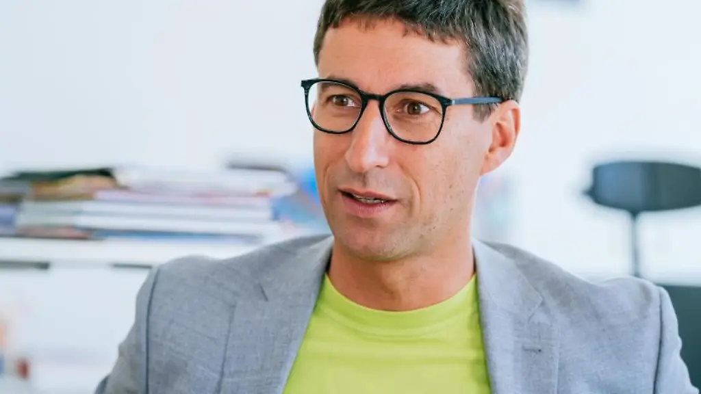 Matthias-Klopfer-SPD-spricht-mit-Journalisten