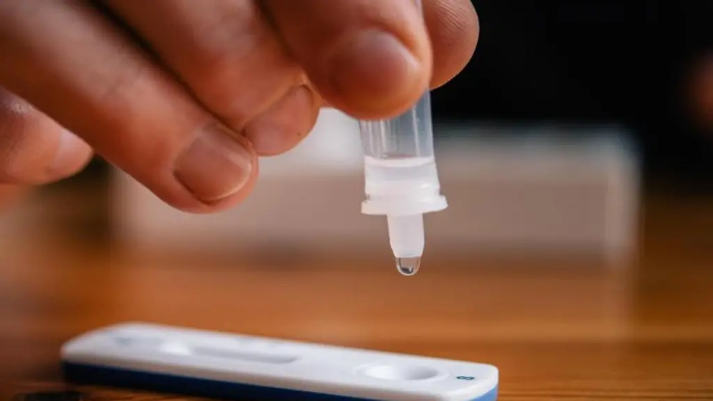 Ein-Mann-traeufelt-eine-Loesung-auf-eine-Testkassette-fuer-einen-Schnelltest