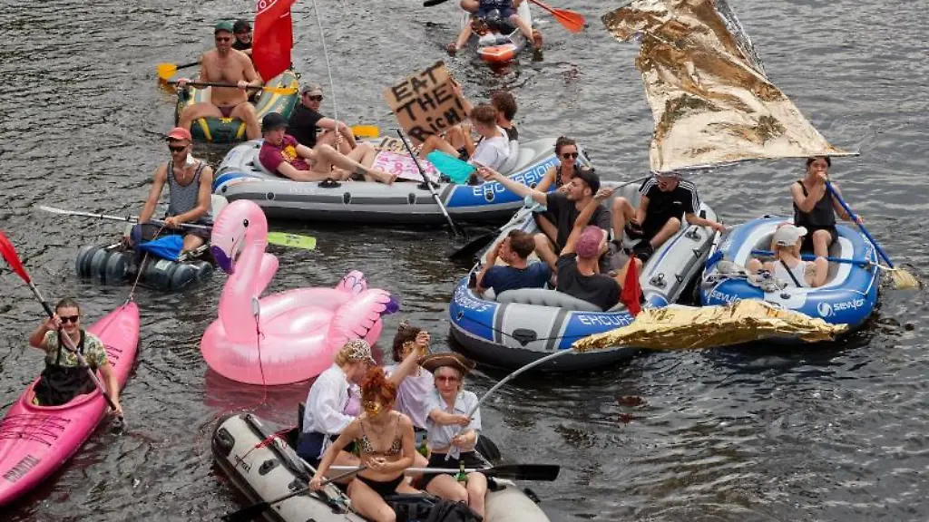 Demonstranten-fahren-waehrend-der-Schlauchbootregatta-unter-dem-Motto-Wer-hat-der-gibt