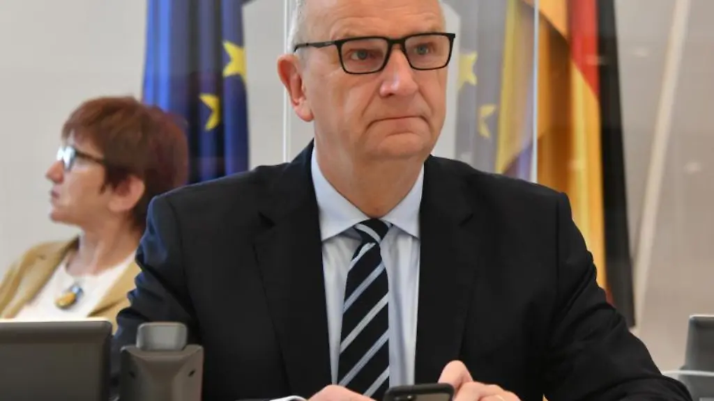Dietmar-Woidke-SPD-r-Ministerpraesident-von-Brandenburg-sitzt-im-Landtag