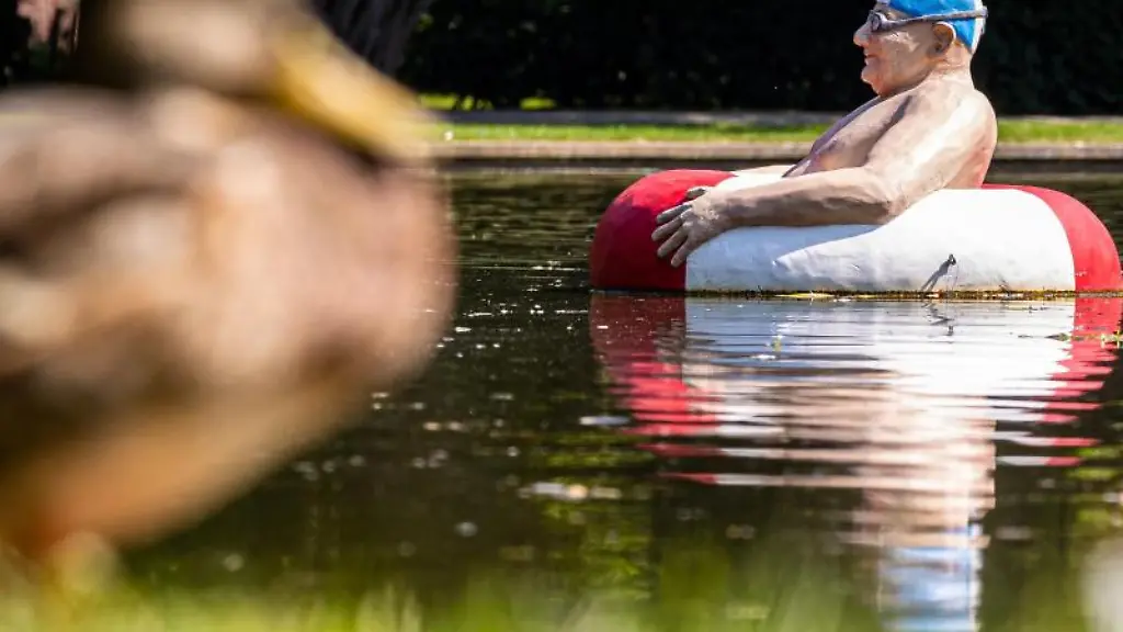 Die-Figur-Paul-der-Schwimmreifenmann-im-Rahmen-der-Ausstellung-Alltagsmenschen