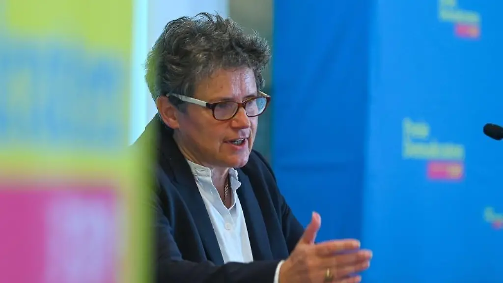 FDP-Landesvorsitzende-Lydia-Hueskens-haelt-eine-Rede-auf-dem-Landesparteitag-der-FDP-Sachsen-Anhalt