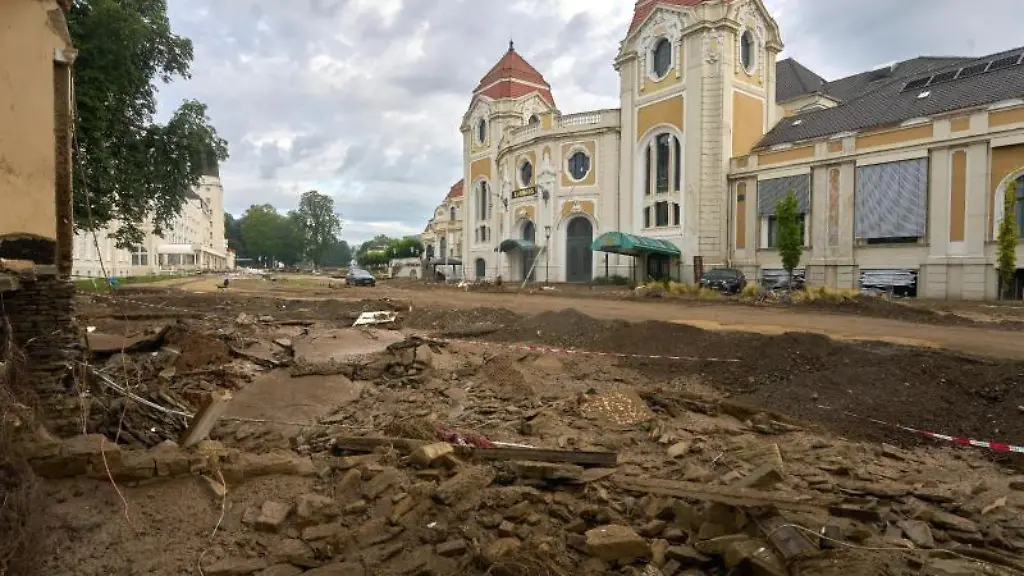 Der-Park-um-das-Kurhaus-wurde-durch-die-Flut-verwuestet