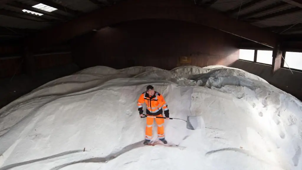 Ein-Mitarbeiter-steht-in-einem-Streusalzlager