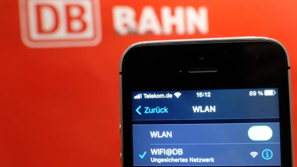 In-einem-Smartphone-an-einem-S-Bahnhof-wird-das-WLAN-der-Deutschen-Bahn-DB-angezeigt