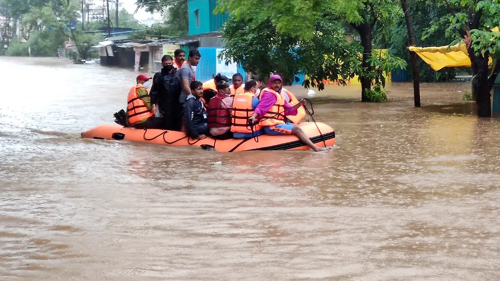 Mitarbeiter-der-National-Disaster-Response-Force-retten-Menschen-mit-einem-Schlauchboot
