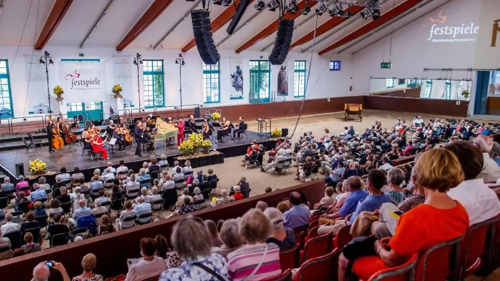 Geigen-Star-Daniel-Hope-und-das-Zuercher-Kammerorchester-unter-Christoph-Eschenbach-spielen-im-Landgestuet