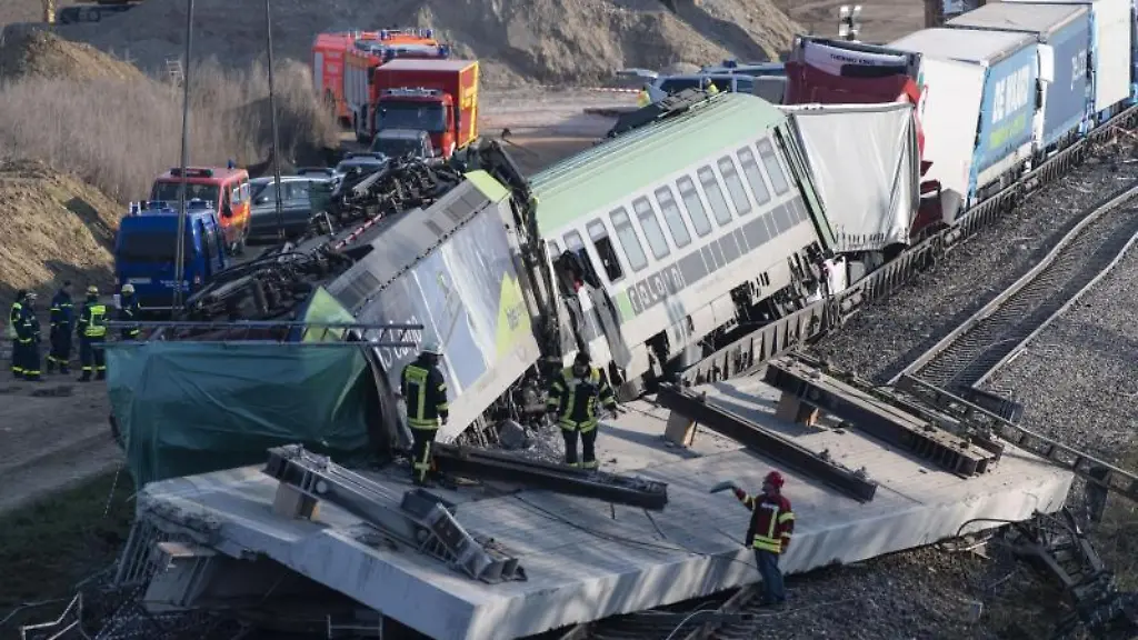 Eine-havarierte-Lokomotive-steht-nach-einem-Unfall-schief-auf-den-Gleisen