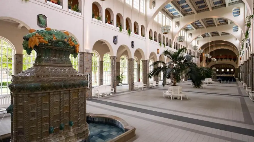 Die-90-Meter-lange-Wandelhalle-im-Kurpark-die-am-Anfang-des-20-Jahrhunderts-errichtet-wurde