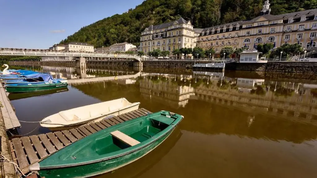 Boote-liegen-vor-dem-Kurhaus-von-Bad-Ems