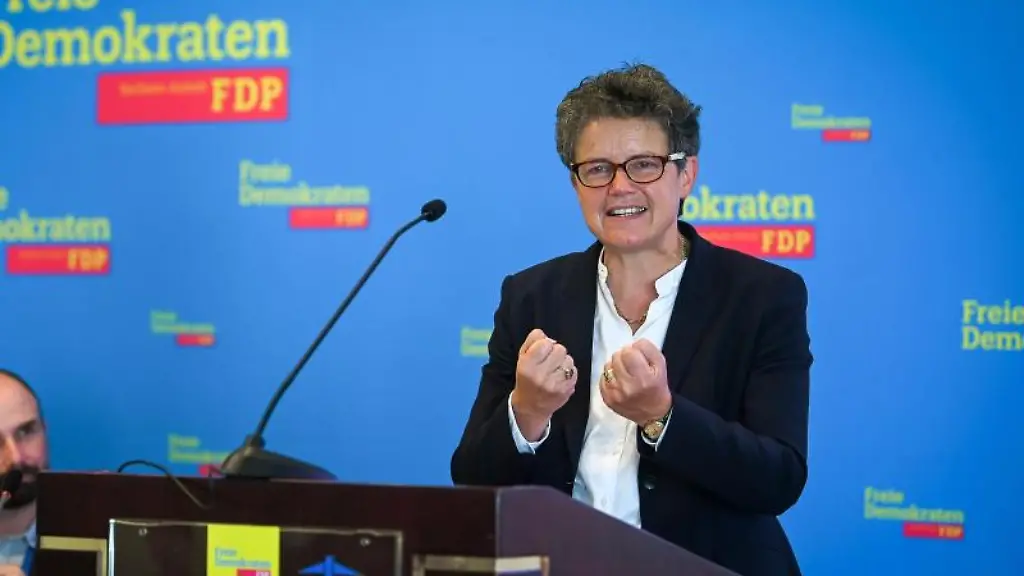 FDP-Landesvorsitzende-Lydia-Hueskens-haelt-eine-Rede-auf-dem-Landesparteitag-der-FDP-Sachsen-Anhalt