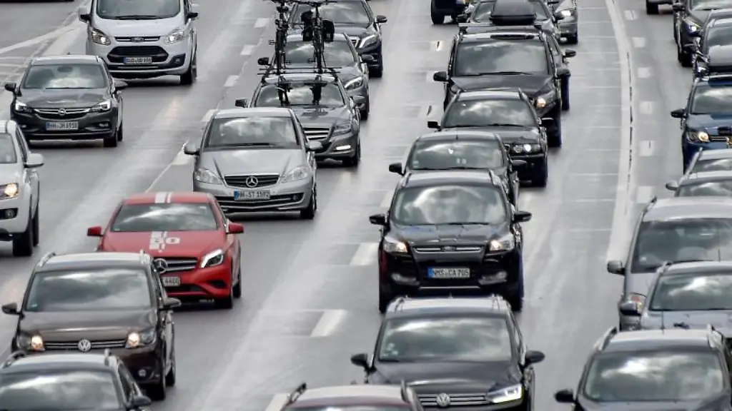 Ein-langer-Stau-hat-auf-einer-Autobahn-gebildet