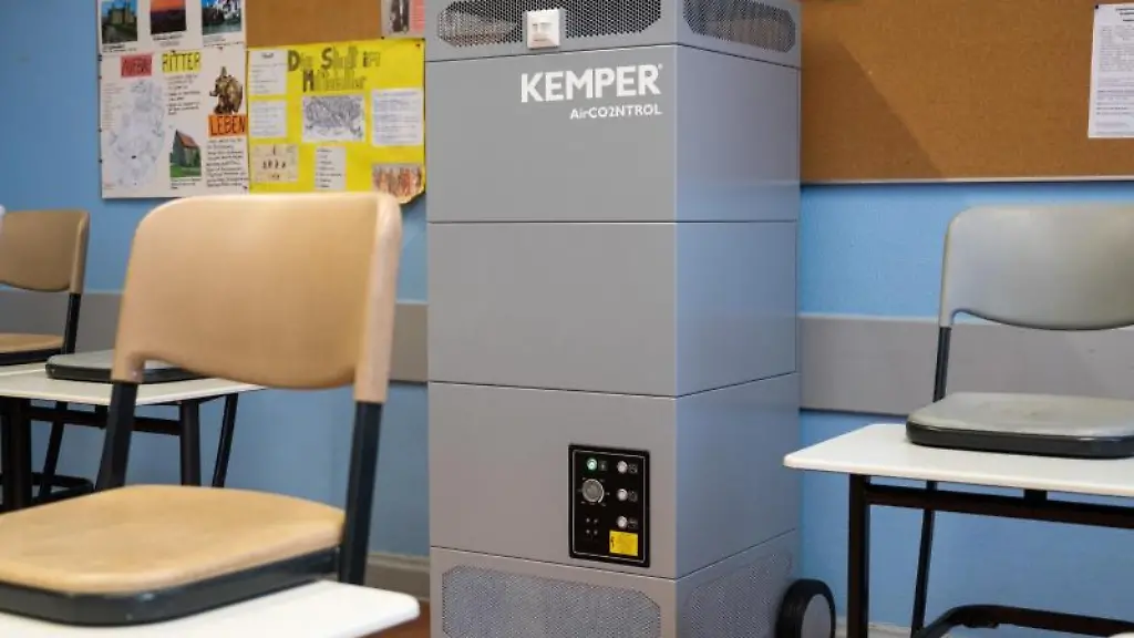 In-einem-Klassenraum-steht-ein-Luftreiniger