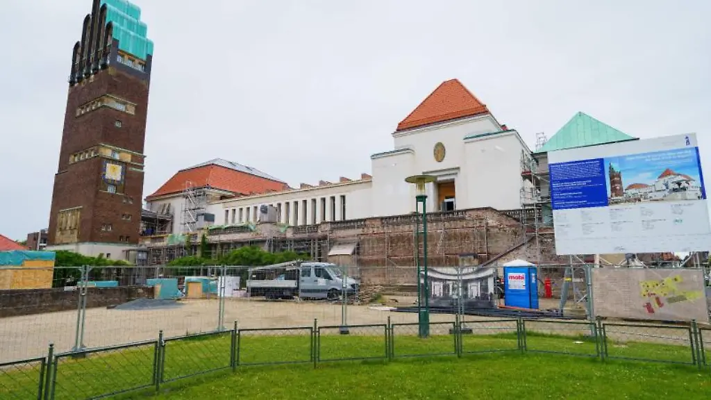 Ein-Bauzaun-steht-vor-dem-Ausstellungsgebaeude-Mathildenhoehe