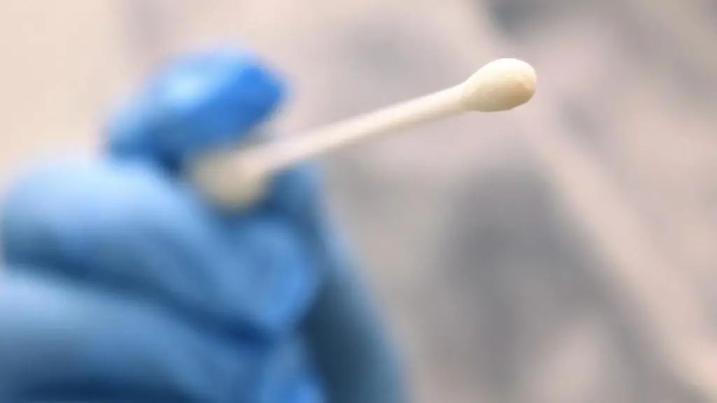 Ein-Arzt-haelt-einen-Tupfer-fuer-einen-Abstrich-fuer-einen-Corona-Test-in-der-Hand