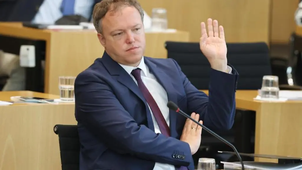 CDU-Fraktionschef-Mario-Voigt-sitzt-im-Plenarsaal-des-Thueringer-Landtages-und-hebt-die-Hand-zur-Abstimmung