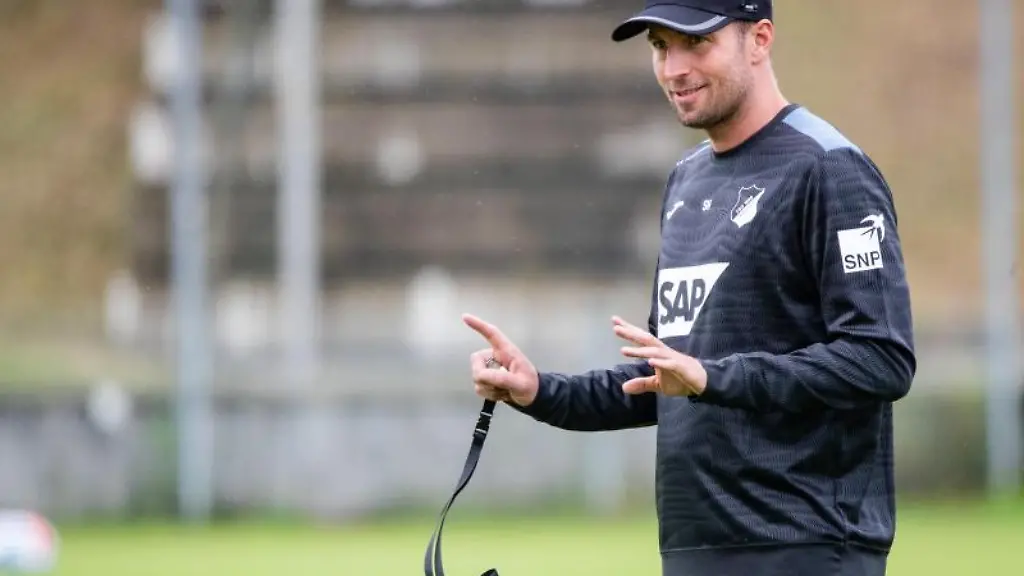 Hoffenheims-Trainer-Sebastian-Hoeness-leitet-das-Training-der-TSG