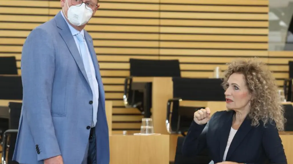 Bodo-Ramelow-Die-Linke-l-Ministerpraesident-von-Thueringen-steht-vor-Beginn-der-Landtagssitzung-im-Plenarsaal