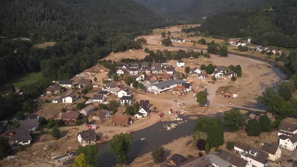 Aufraeumungsarbeiten-werden-in-der-Gemeinde-Insul-im-Ahrtal-fortgesetzt