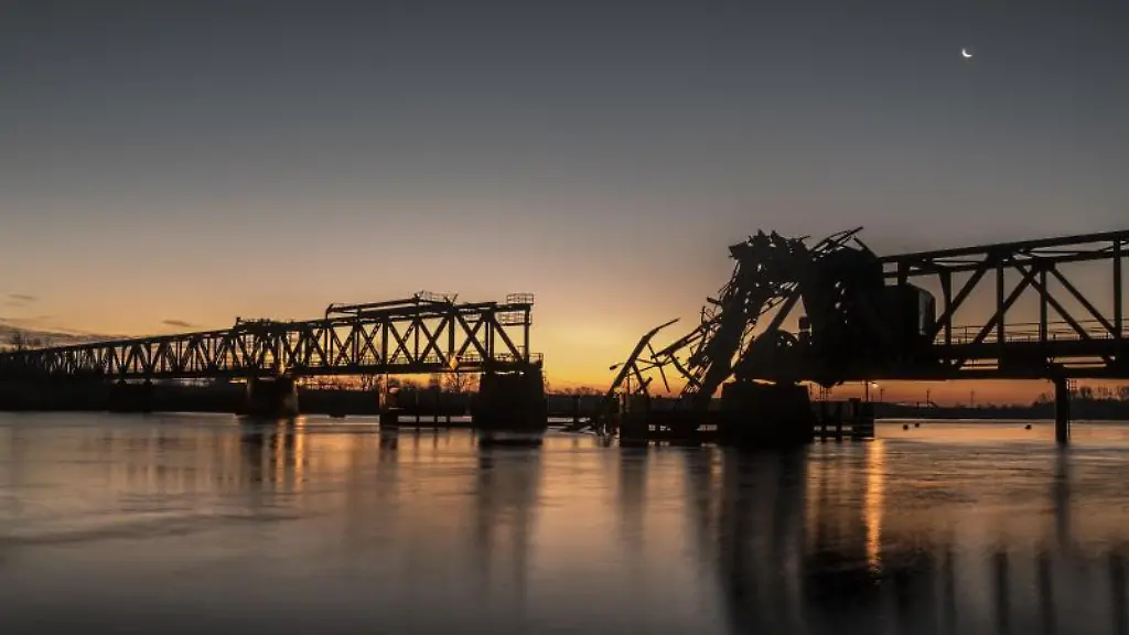 Ein-Blick-auf-die-bei-einer-Kollision-zerstoerte-Friesenbruecke