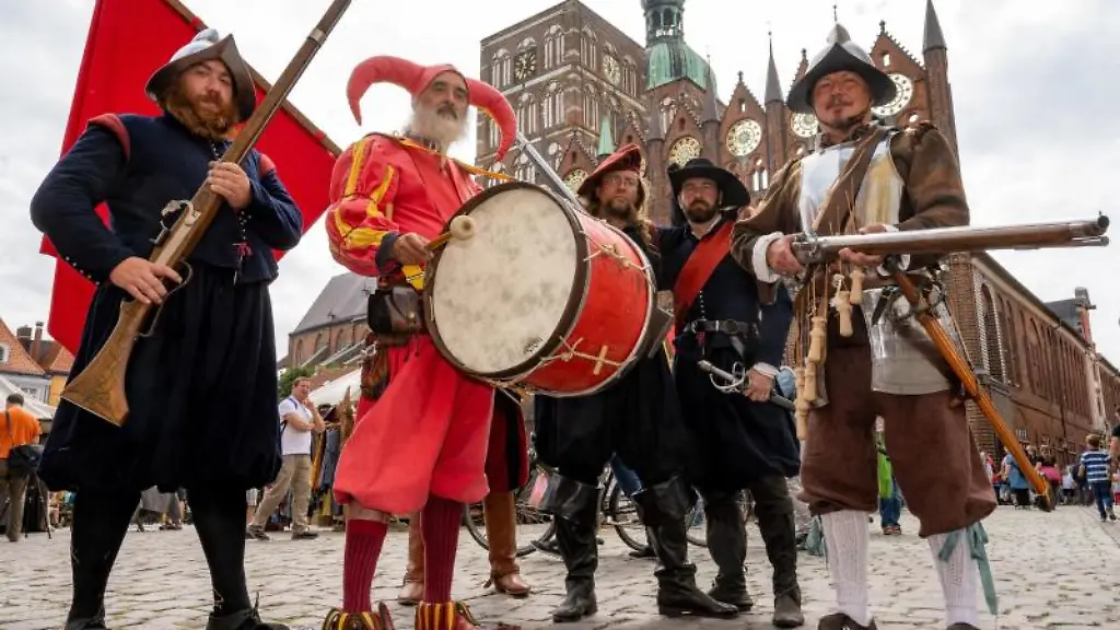 Verkleidete-Passanten-feiern-die-Wallensteintage-in-Stralsund