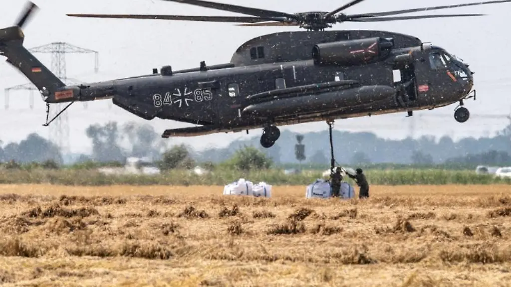 Ein-Transporthubschrauber-der-Bundeswehr-fliegt-sogenannte-Big-Bags-in-den-Ortsteil-Blessem