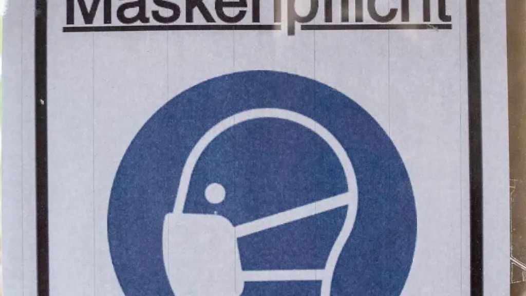 Ein-Plakat-mit-der-Aufschrift-Maskenpflicht