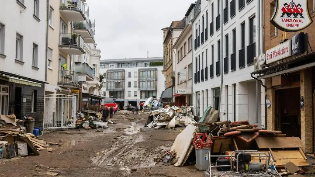 Vom-Hochwasser-zerstoerte-Gegenstaende-liegen-in-einer-Strasse-in-Bad-Neuenahr