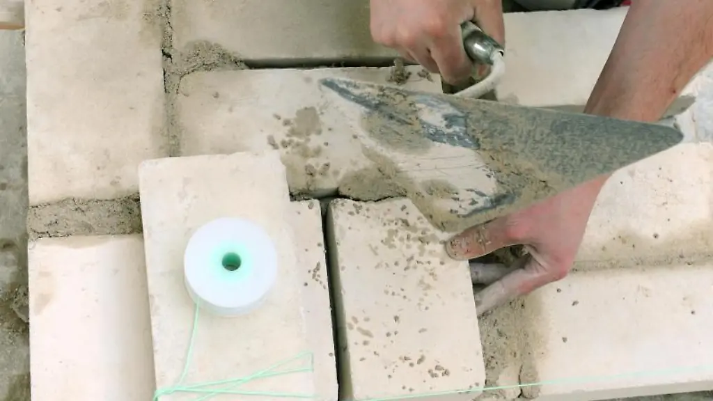 Lehrlinge-arbeiten-in-einem-Bildungs-und-Technologiezentrum-der-Handwerkskammer-an-einem-Mauerwerk