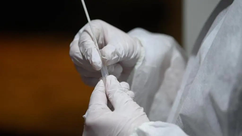 Ein-Corona-Schnelltest-wird-in-einer-Teststation-aufbereitet