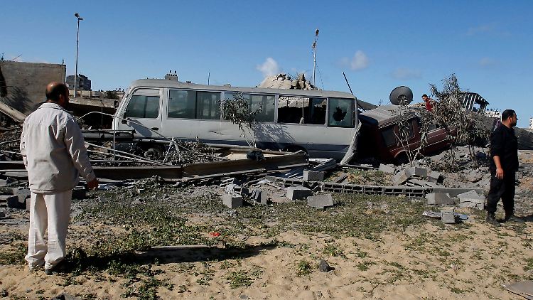 Palästinenser begutachten den Schaden an einem Trainingscamp der Hamas.