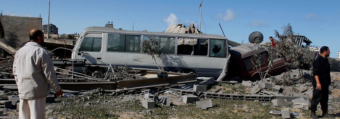 Palästinenser begutachten den Schaden an einem Trainingscamp der Hamas.