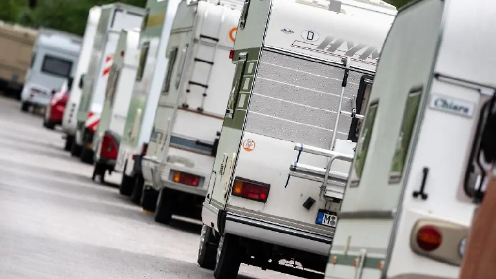 Geparkte-Campingwagen-und-Wohnwagen-stehen-in-einer-Strasse