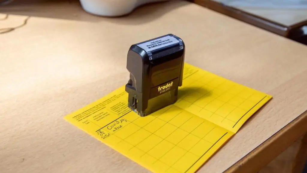 Ein-fertig-ausgefuellter-Impfausweis-liegt-auf-einem-Tisch