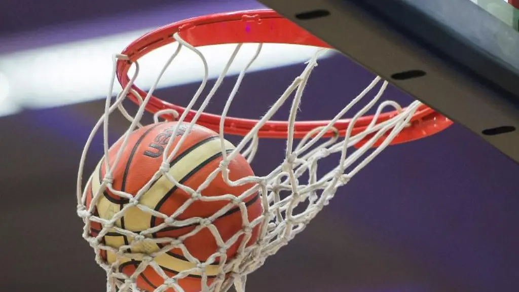 Ein-Basketball-faellt-durch-den-Basketballkorb