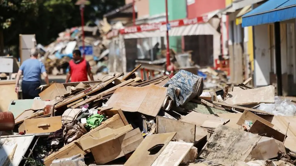 Sperrmuell-aus-ueberfluteten-Wohnungen-liegt-in-der-Fussgaengerzone