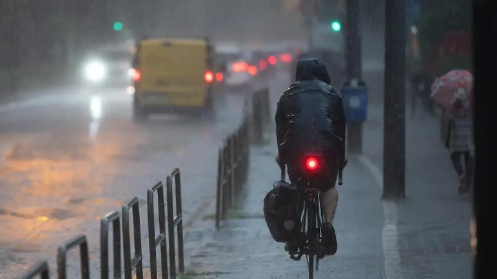 Ein-Radfahrer-faehrt-durch-den-stroemenden-Regen