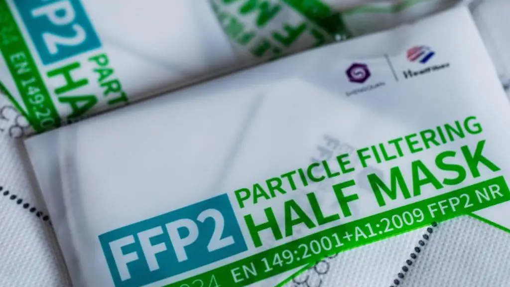 FFP2-Masken-mit-CE-Zertifizierung-liegen-verpackt-auf-einem-Tisch